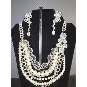 Gorgeous 8 layer necklace with‎ earrings!